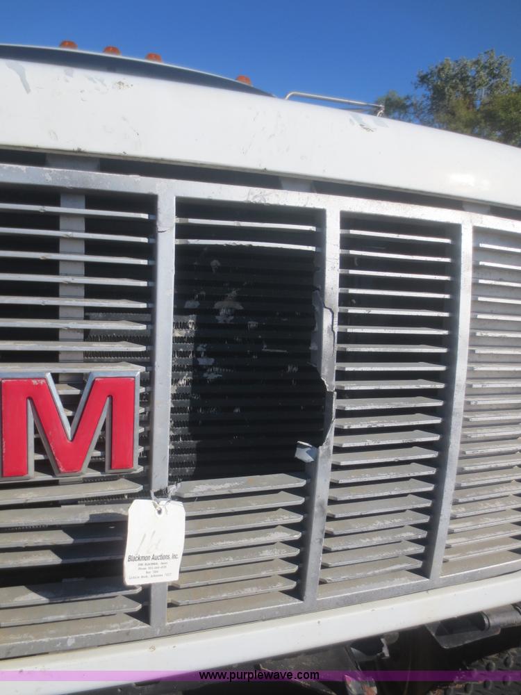 image for item D2186 2000 GMC C7500 cab and chassis