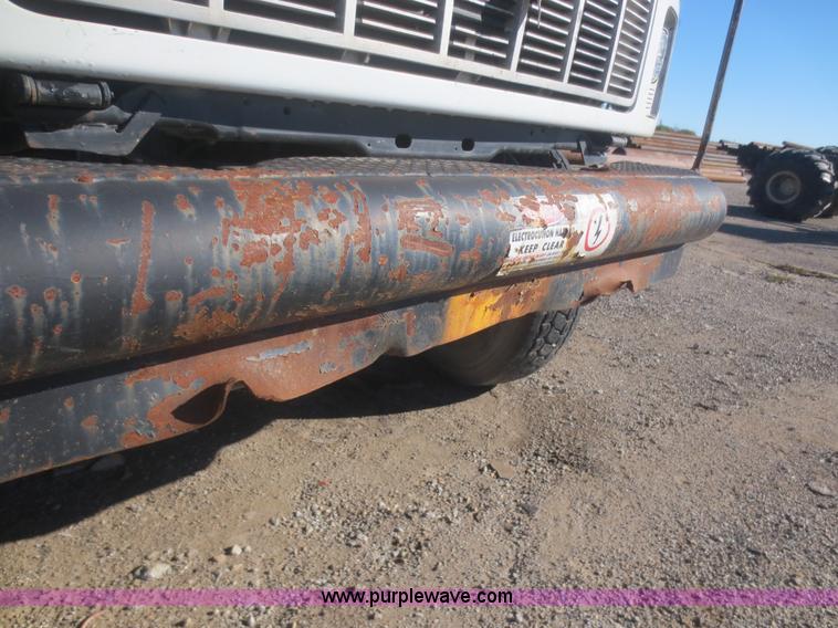 image for item D2186 2000 GMC C7500 cab and chassis