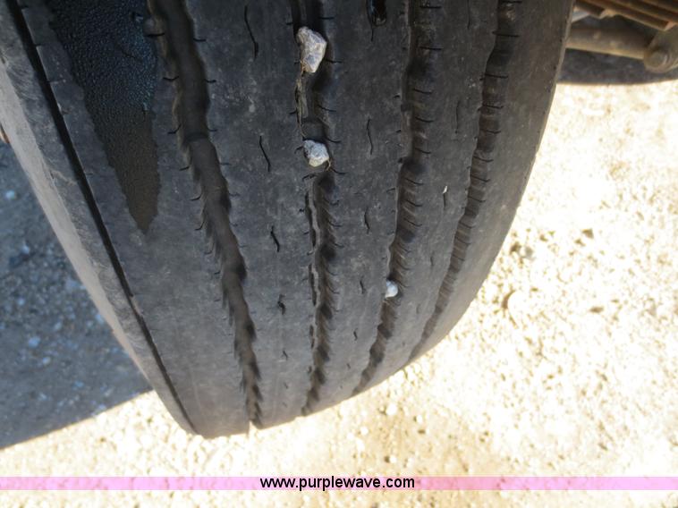 image for item D2186 2000 GMC C7500 cab and chassis