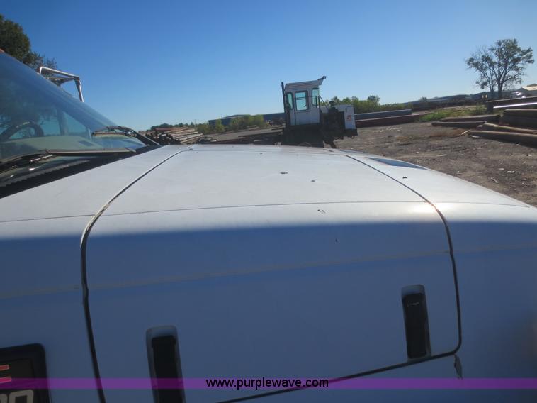 image for item D2186 2000 GMC C7500 cab and chassis