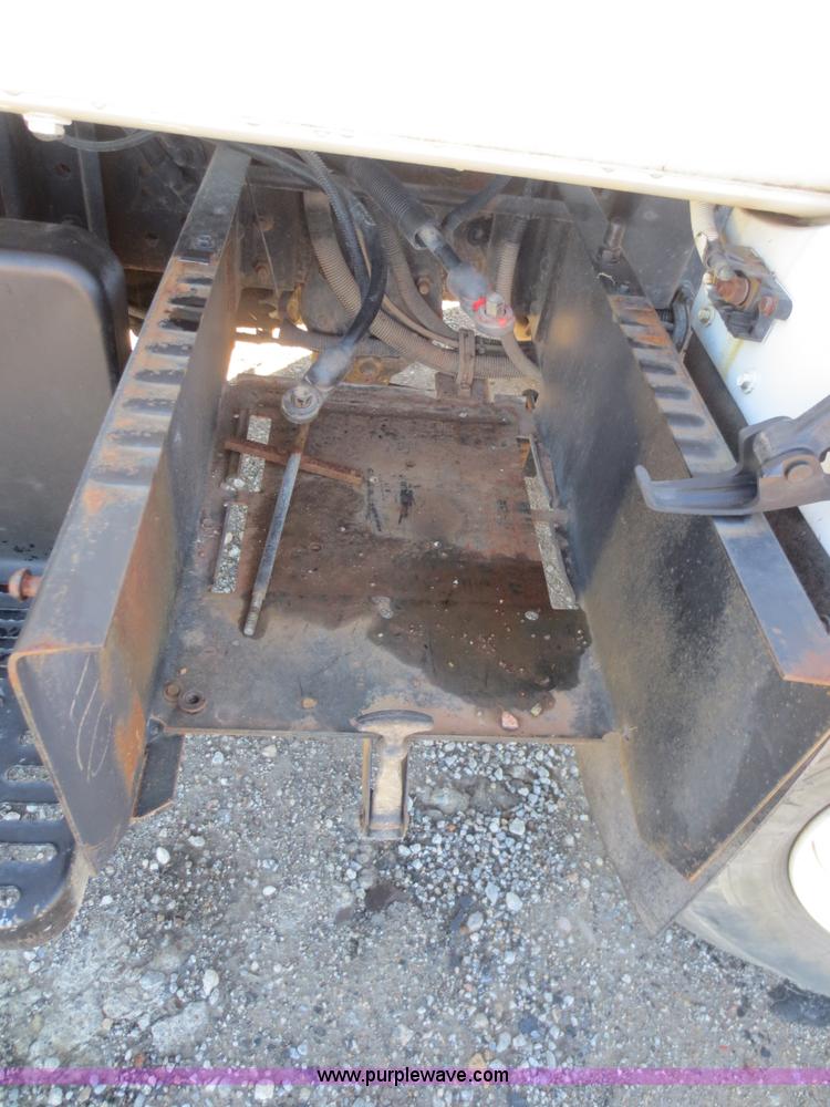 image for item D2186 2000 GMC C7500 cab and chassis