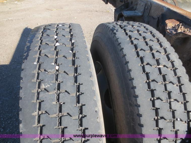 image for item D2186 2000 GMC C7500 cab and chassis