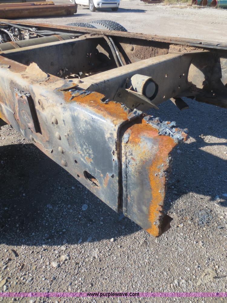 image for item D2186 2000 GMC C7500 cab and chassis