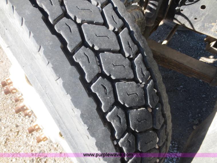 image for item D2186 2000 GMC C7500 cab and chassis