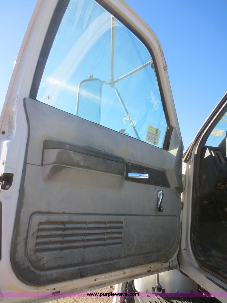 image for item D2186 2000 GMC C7500 cab and chassis