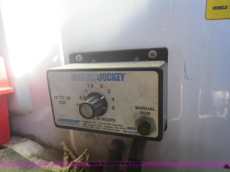 image for item D2186 2000 GMC C7500 cab and chassis