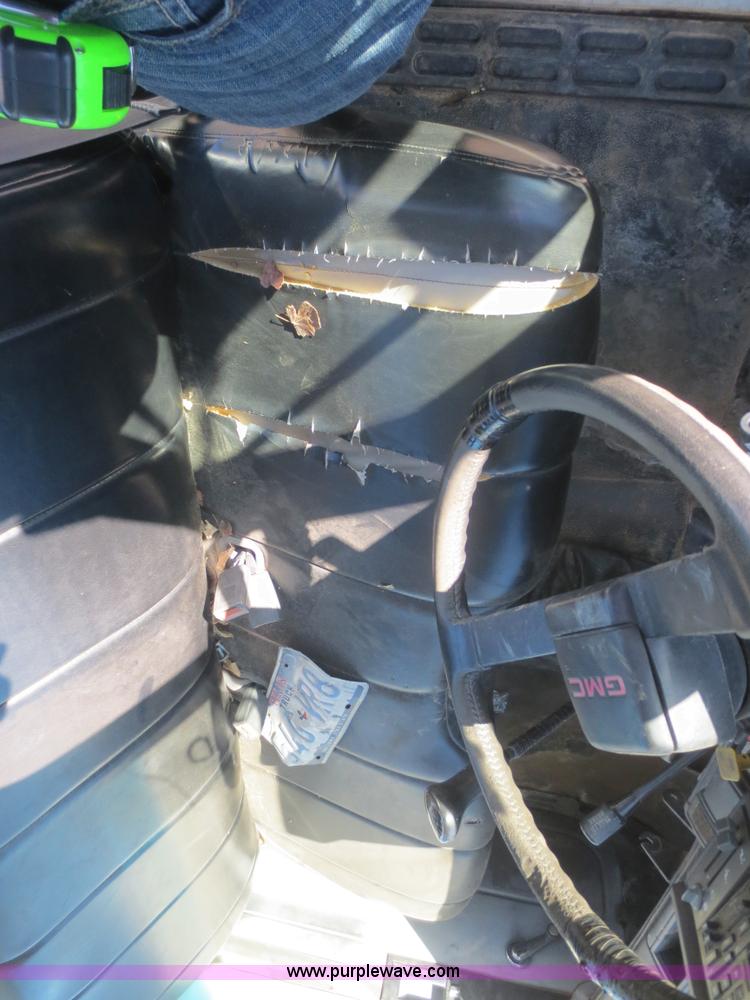 image for item D2186 2000 GMC C7500 cab and chassis