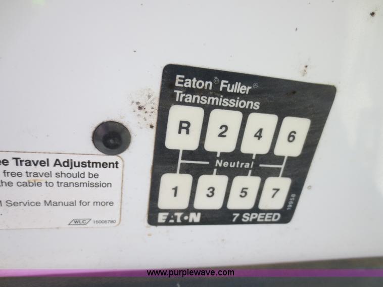 image for item D2186 2000 GMC C7500 cab and chassis