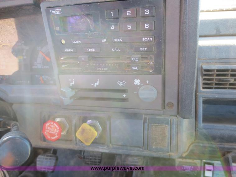 image for item D2186 2000 GMC C7500 cab and chassis