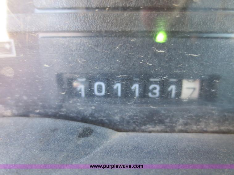 image for item D2186 2000 GMC C7500 cab and chassis