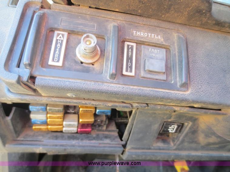 image for item D2186 2000 GMC C7500 cab and chassis