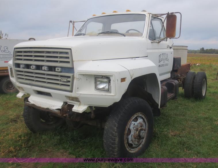 image for item D2195 1982 Ford F700 cab and chassis