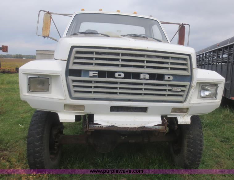 image for item D2195 1982 Ford F700 cab and chassis