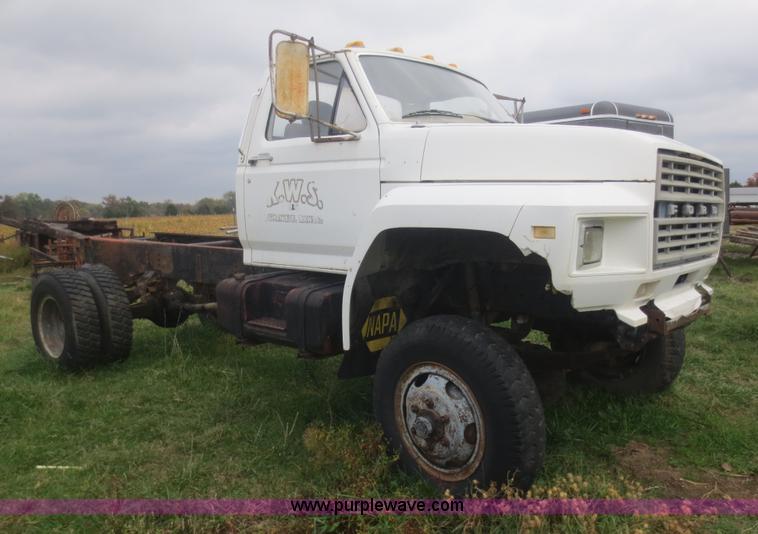 image for item D2195 1982 Ford F700 cab and chassis