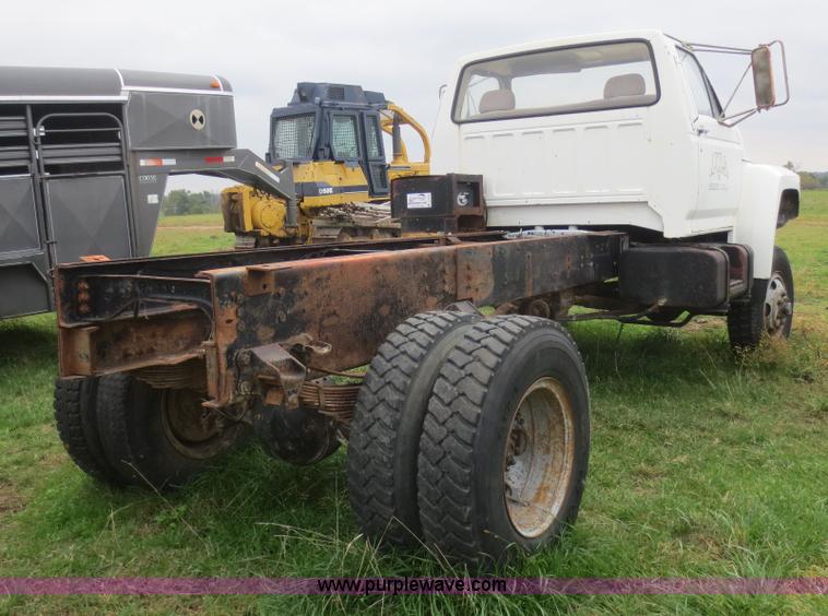image for item D2195 1982 Ford F700 cab and chassis