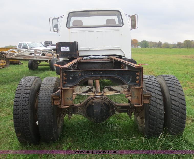 image for item D2195 1982 Ford F700 cab and chassis