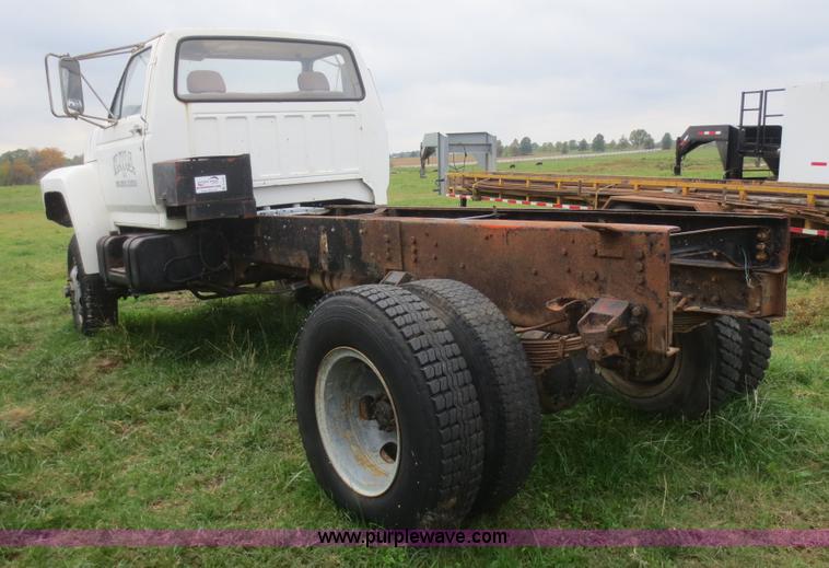 image for item D2195 1982 Ford F700 cab and chassis