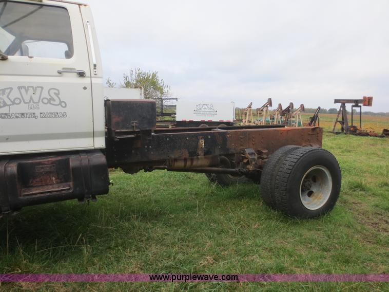 image for item D2195 1982 Ford F700 cab and chassis