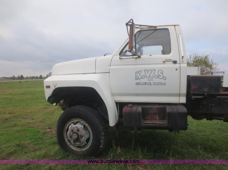 image for item D2195 1982 Ford F700 cab and chassis