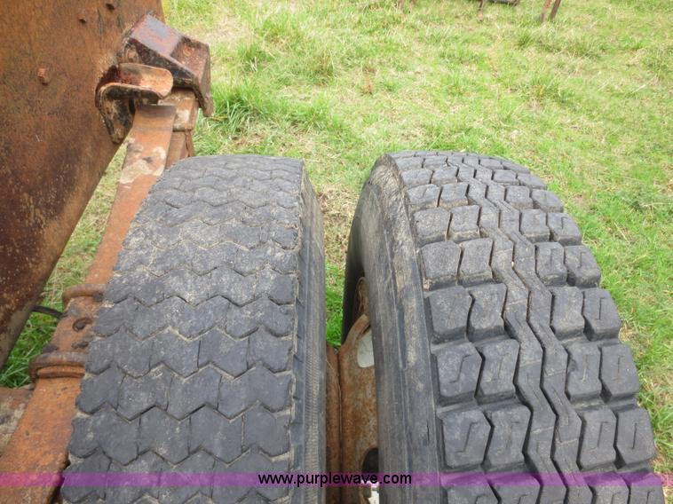 image for item D2195 1982 Ford F700 cab and chassis