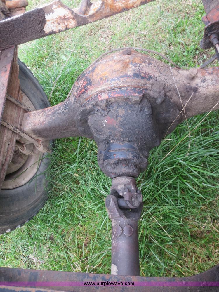 image for item D2195 1982 Ford F700 cab and chassis