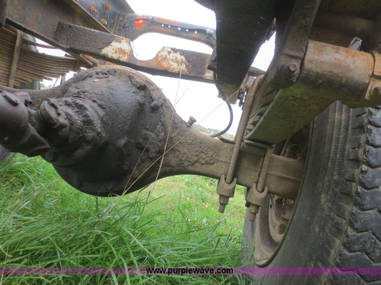 image for item D2195 1982 Ford F700 cab and chassis