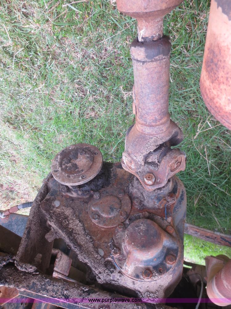 image for item D2195 1982 Ford F700 cab and chassis