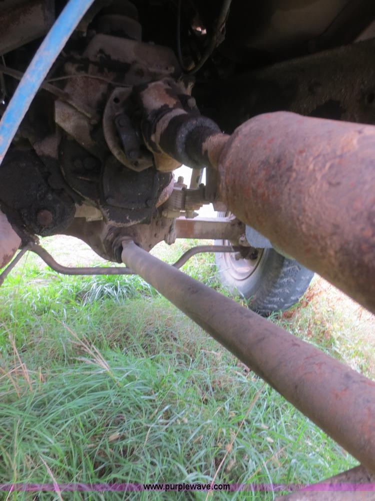 image for item D2195 1982 Ford F700 cab and chassis