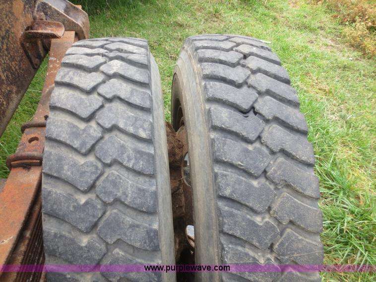 image for item D2195 1982 Ford F700 cab and chassis