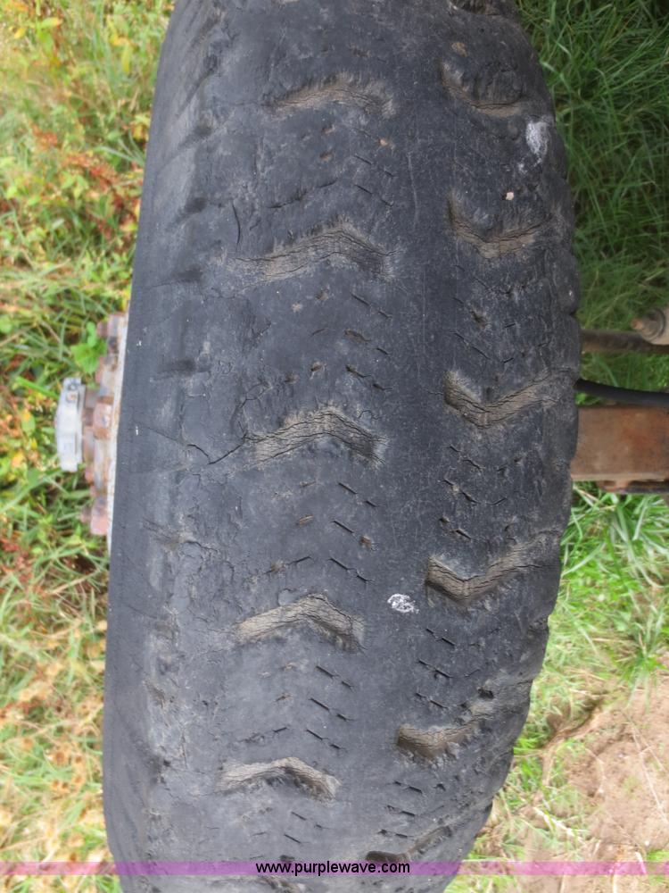 image for item D2195 1982 Ford F700 cab and chassis