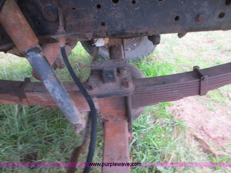 image for item D2195 1982 Ford F700 cab and chassis