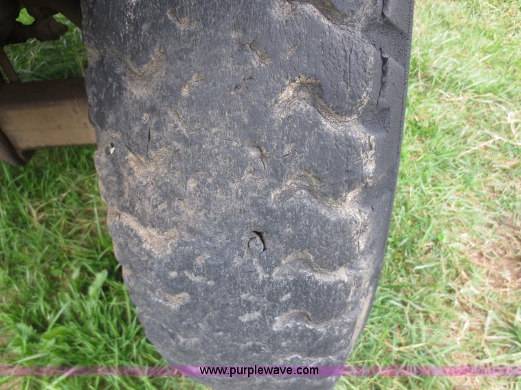 image for item D2195 1982 Ford F700 cab and chassis