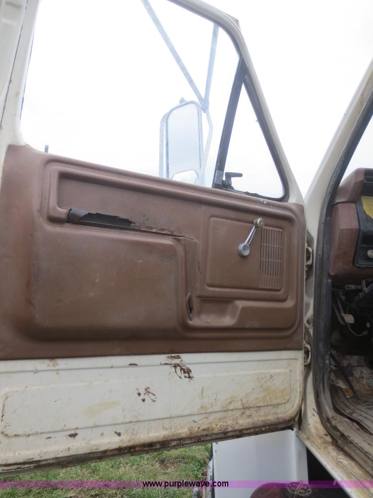 image for item D2195 1982 Ford F700 cab and chassis