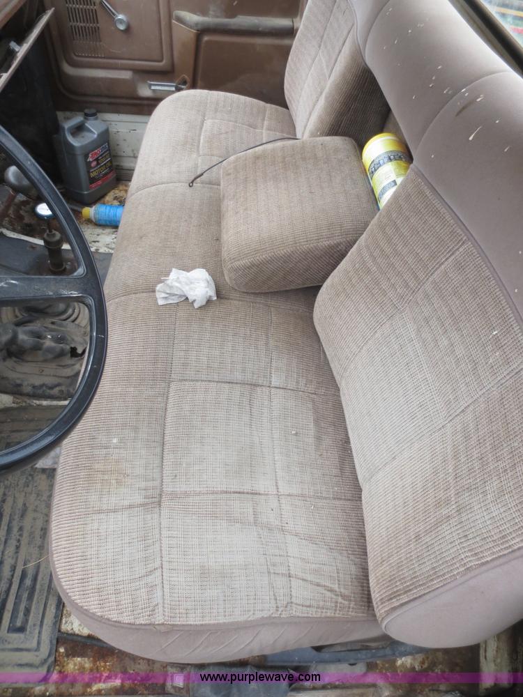 image for item D2195 1982 Ford F700 cab and chassis