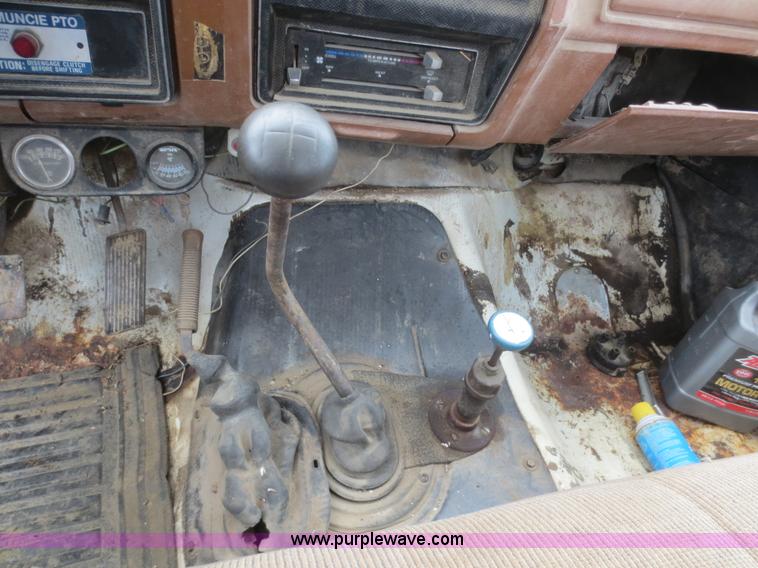 image for item D2195 1982 Ford F700 cab and chassis