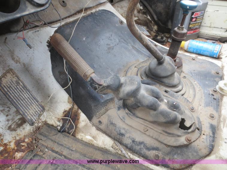 image for item D2195 1982 Ford F700 cab and chassis