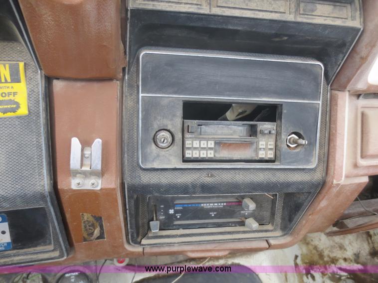 image for item D2195 1982 Ford F700 cab and chassis