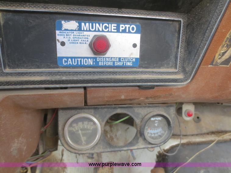 image for item D2195 1982 Ford F700 cab and chassis