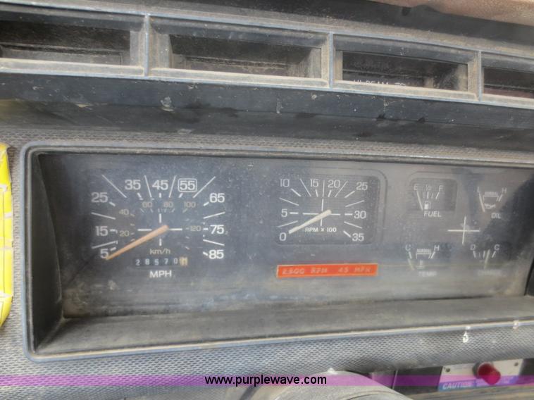 image for item D2195 1982 Ford F700 cab and chassis