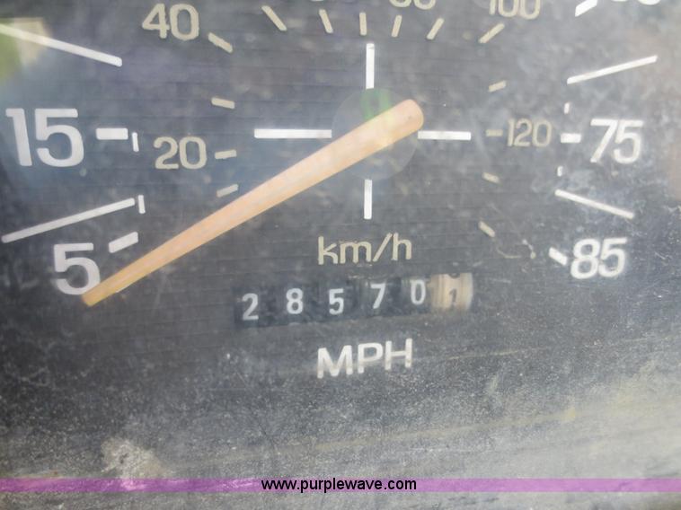 image for item D2195 1982 Ford F700 cab and chassis