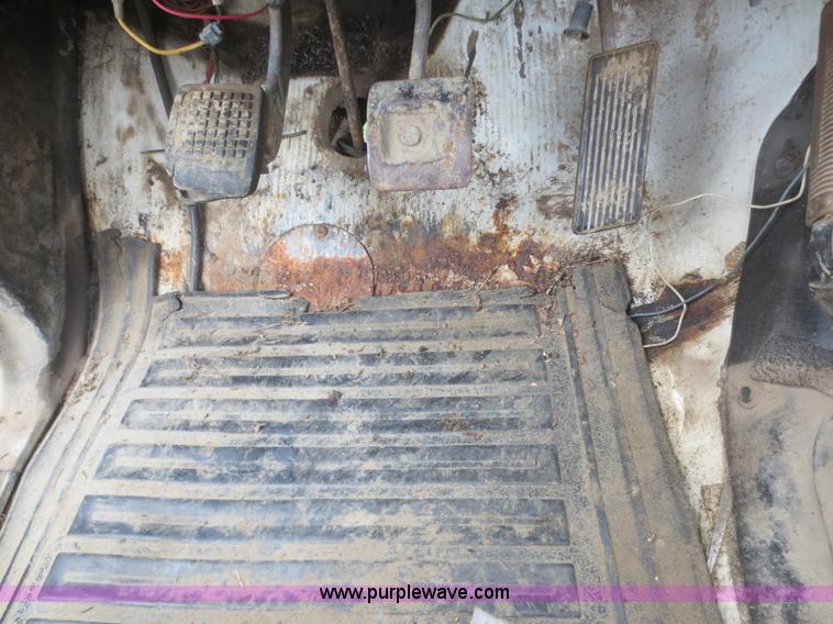 image for item D2195 1982 Ford F700 cab and chassis