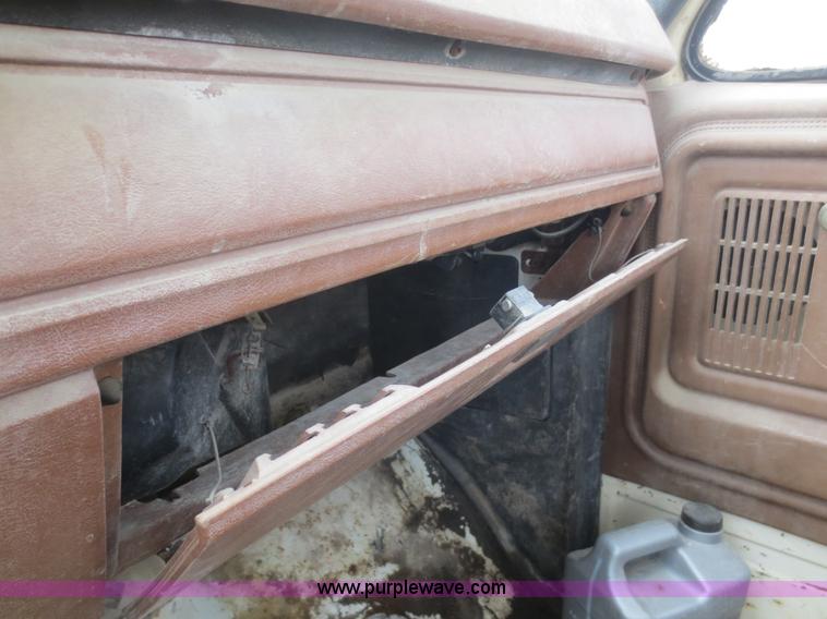 image for item D2195 1982 Ford F700 cab and chassis