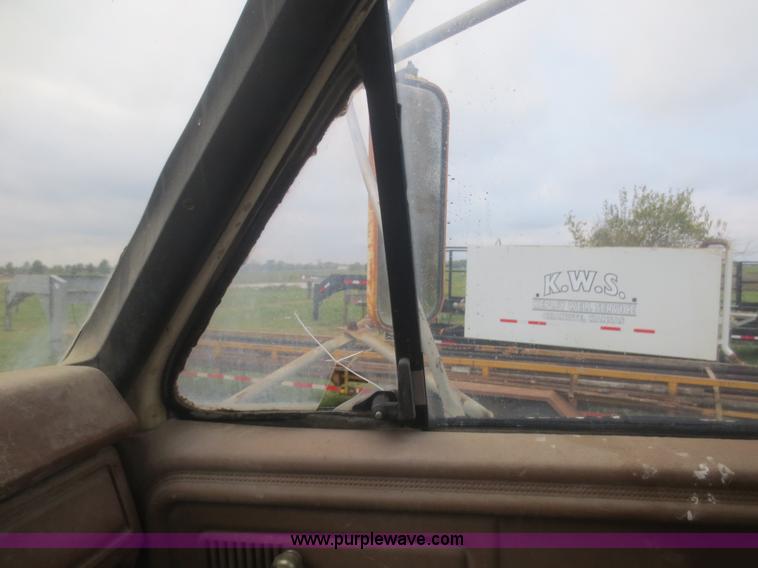 image for item D2195 1982 Ford F700 cab and chassis