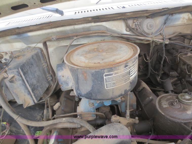 image for item D2195 1982 Ford F700 cab and chassis