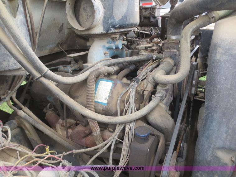 image for item D2195 1982 Ford F700 cab and chassis