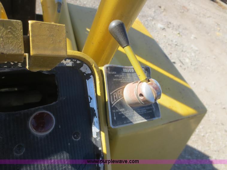 image for item D2200 Hyster P80A forklift