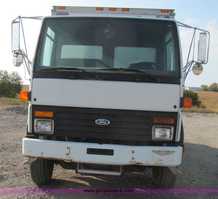 image for item E4997 1993 Ford CF8000 box truck