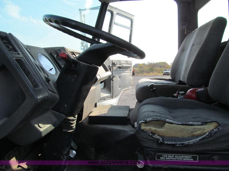 image for item E4997 1993 Ford CF8000 box truck