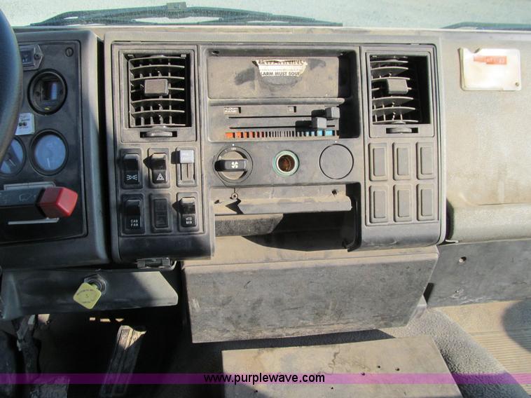 image for item E4997 1993 Ford CF8000 box truck