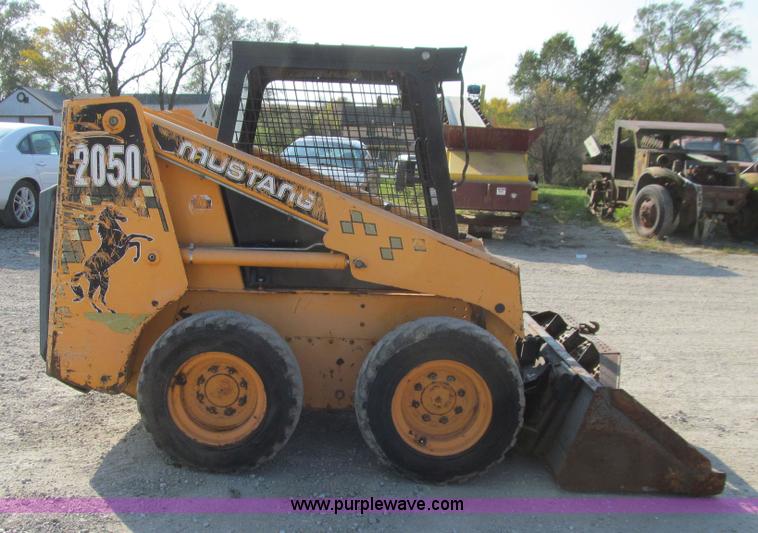 image for item E4999 2001 Mustang 2050 skid steer